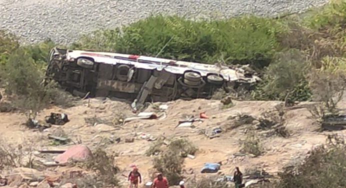 Tragedia en Perú: 37 muertos tras caída de autobús por un abismo