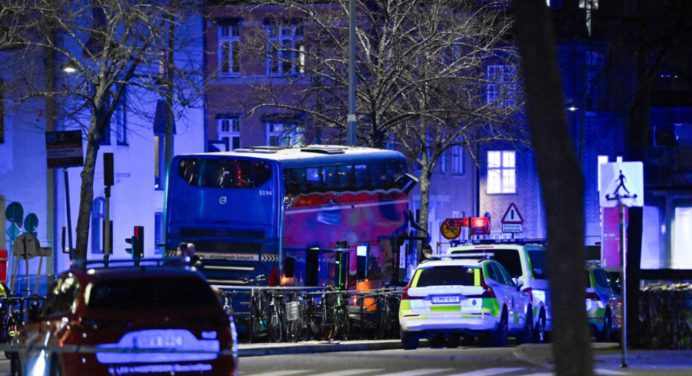 Varios muertos y heridos en Estocolmo tras chocar un autobús con una parada