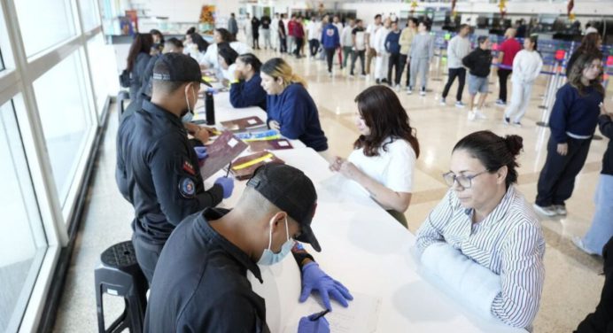 Unos 167 migrantes repatriados desde Estados Unidos llegan a Venezuela