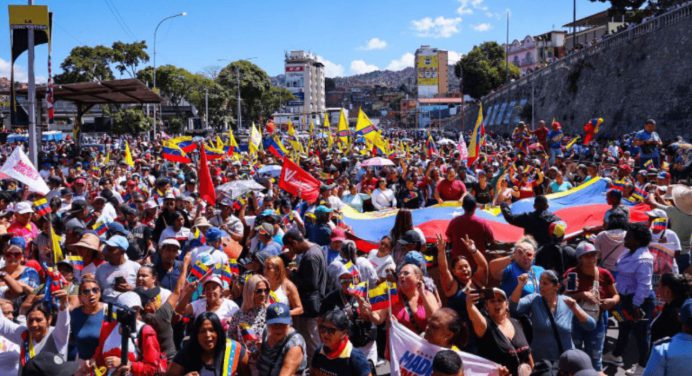 Venezuela rinde homenaje a sus símbolos patrios con una movilización en todo el país