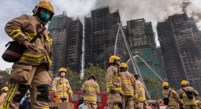 Suben a 75 los muertos y 279 desaparecidos tras incendio en Hong Kong