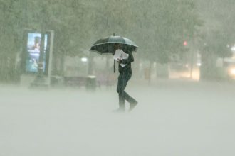 con lloviznas dispersas