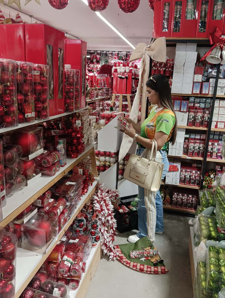 Navidad llegó con arbolitos y adornos al comercio de Maturín 1 Navidad