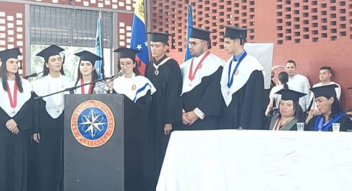 UDO Monagas impone medallas a 184 nuevos profesionales
