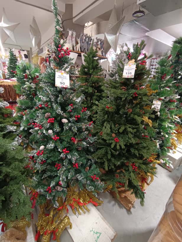 Navidad llegó con arbolitos y adornos al comercio de Maturín 2 adornos y arboles3