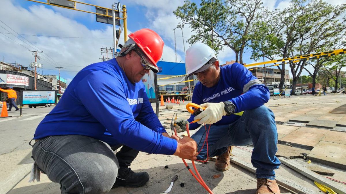 Reemplazan tres transformadores para garantizar alumbrado en avenida Juncal 3 alumbrado2