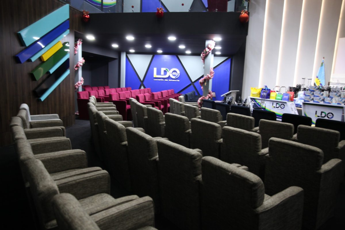 Totalmente remozado entregan el auditorio “Lucía León” de la Lotería de Oriente 5 auditorio5