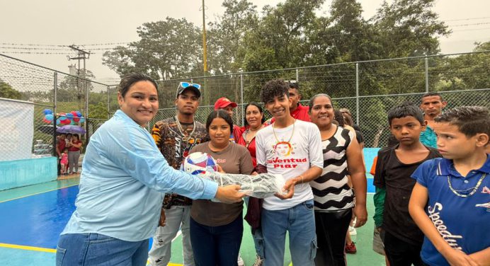 Entregan rehabilitadas dos canchas deportivas en el municipio Piar