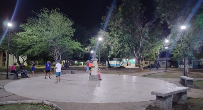 Realizan trabajos de mantenimiento e iluminación en plazas del municipio Cedeño
