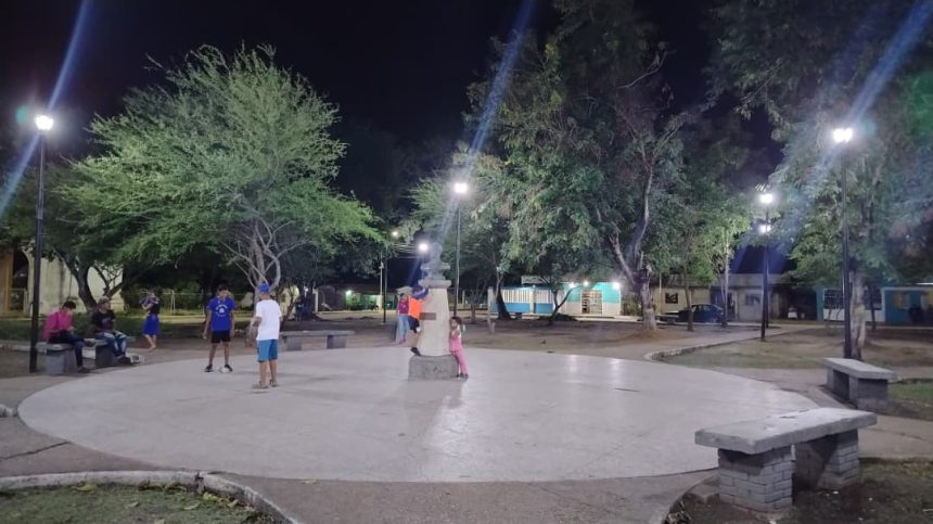 Realizan trabajos de mantenimiento e iluminación en plazas del municipio Cedeño 1 Cedeño