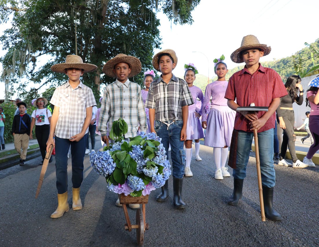Con majestuoso desfile escolar celebran la Expo Flor y Café Caripe 2025 3 desfile4