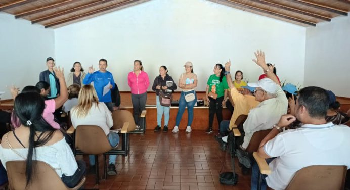 Fructífero encuentro del Fondeem con emprendedores de Caripe