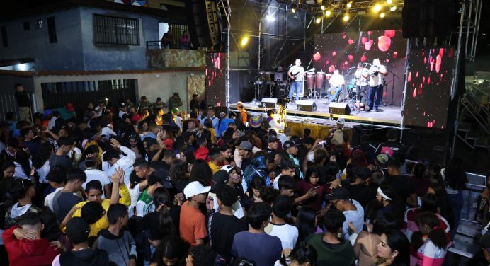 Lleno total en la segunda noche de conciertos de la Expo Flor y Café Caripe 2025