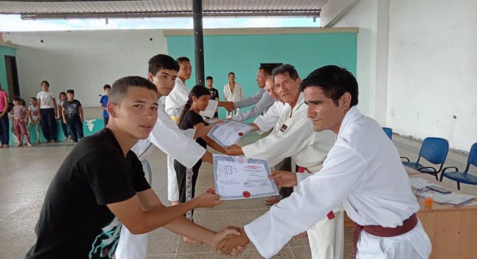 Academia de kárate Aura Creciente entrega certificados a sus estudiantes