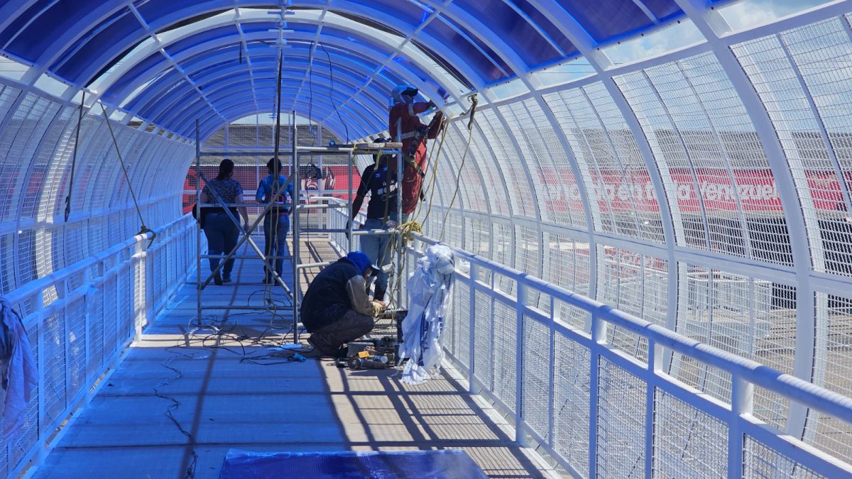 Culmina instalación del techo de la pasarela de Tipuro 3 pasarela33