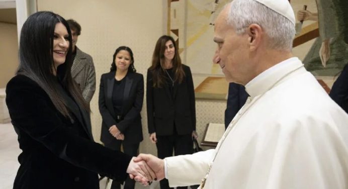 Laura Pausini le regala una canción inédita al Papa León XIV