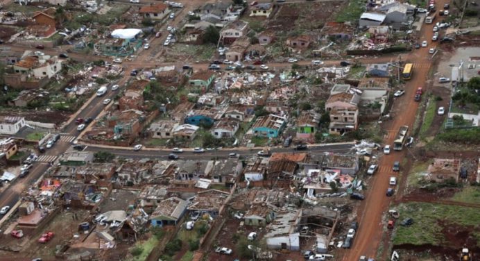Declaran calamidad pública tras tornado que dejó seis muertos y 750 heridos en Brasil