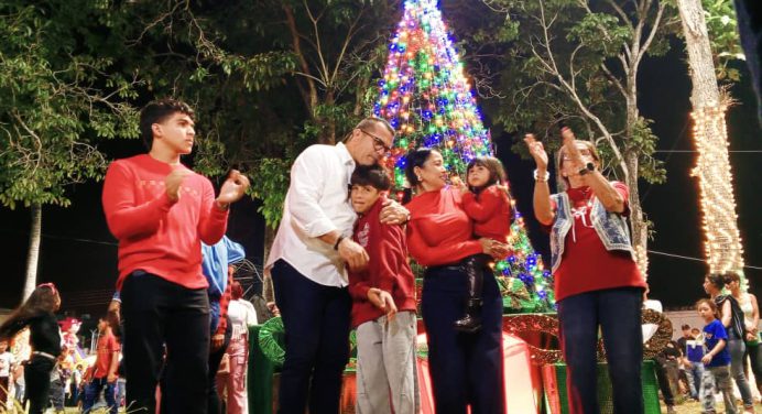 Zamoranos dan la bienvenida a la Navidad con encendido de luces