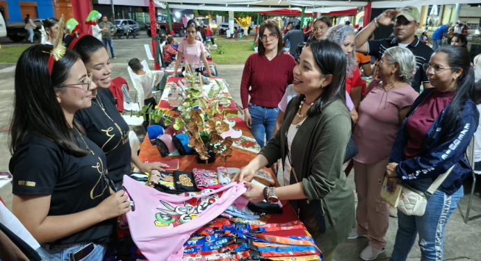 Emprendedores de Zamora exhiben su talento y creatividad en Expo Feria Navideña