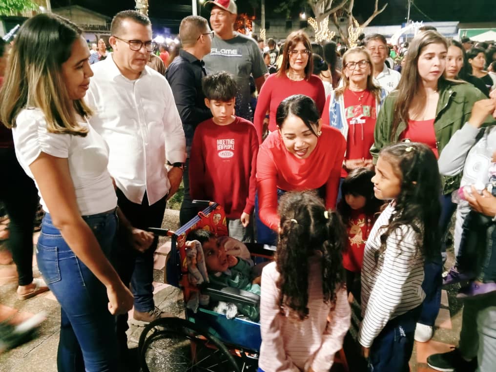 Zamoranos dan la bienvenida a la Navidad con encendido de luces 2 zamora2 1