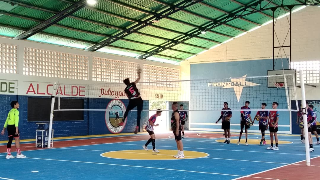 Alcalde Monteverde reinaugura Gimnasio cubierto "Edgar Moza" de Caicara 4 CAICARA4