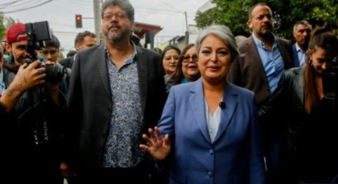 Jeannette Jara vota y pide mantener la coalición en Chile