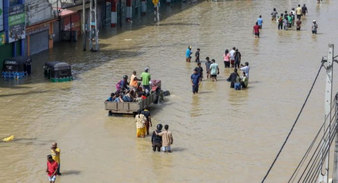 Inundaciones en Indonesia y Sri Lanka dejan un millar de desaparecidos