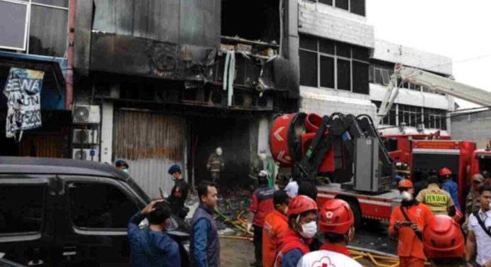 Incendio en Yakarta: Al menos 20 vidas perdidas en un edificio de siete pisos