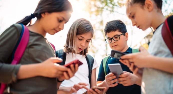 Australia aprueba ley que veta a los menores de 16 en redes sociales