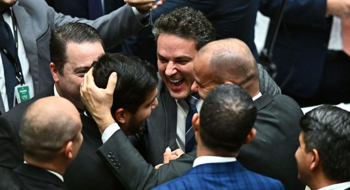 Diputados de Brasil aprueban ley para reducir pena a Bolsonaro por golpismo