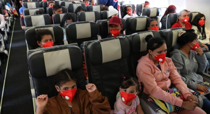 Vuelo 98 del Plan Vuelta a la Patria aterriza en Venezuela con 218 connacionales