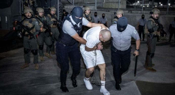 Juez exige a Trump audiencia para 200 venezolanos deportados a El Salvador