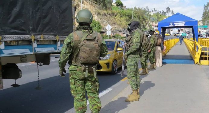 Fuerzas Armadas de Ecuador refuerzan control territorial en frontera con Colombia
