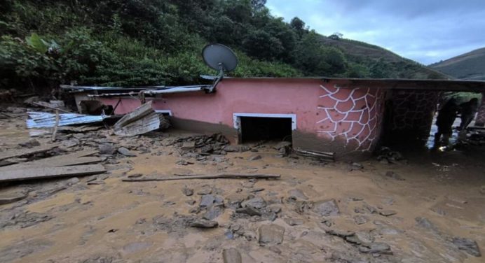 Desbordamiento de una quebrada en Mérida deja seis viviendas afectadas