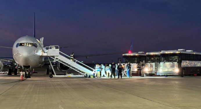 EE.UU. detiene el vuelo de deportación de venezolanos programado