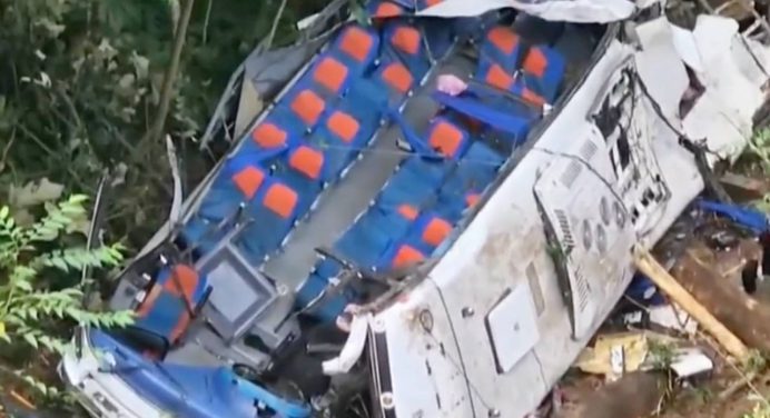 Accidente de autobús en el noroeste de Colombia deja 17 estudiantes muertos
