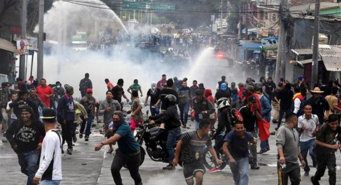 Protesta en Honduras: Policía usa cañones de agua para dispersar a los manifestantes