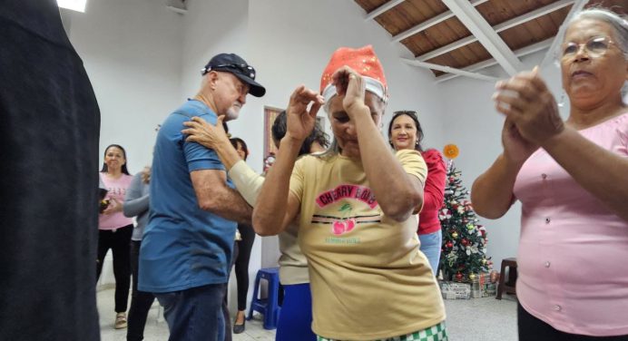 Abuelos de la Patria celebran cierre de año con exposición navideña