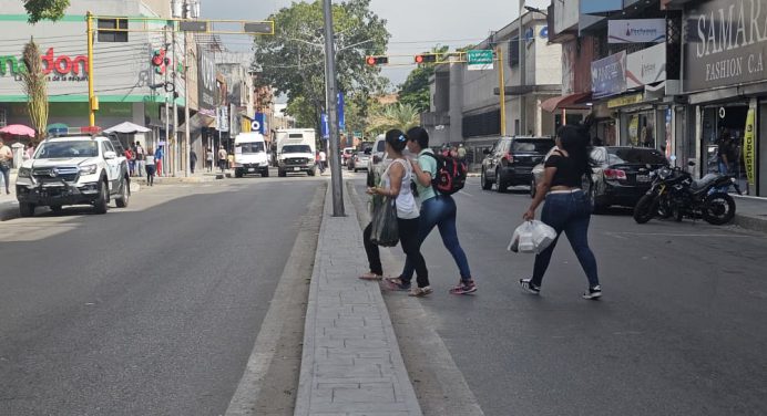 Avanza segunda fase de unificación de las aceras en la avenida Bolívar‎