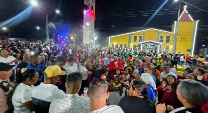 Aguasay enciende la Navidad en la plaza Bolívar con alegría y unión familiar