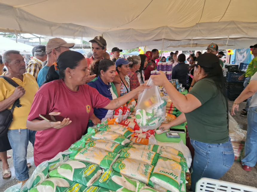 Más de 400 familias de Las Cocuizas favorecidas con distribución de alimentos 1 alimentos