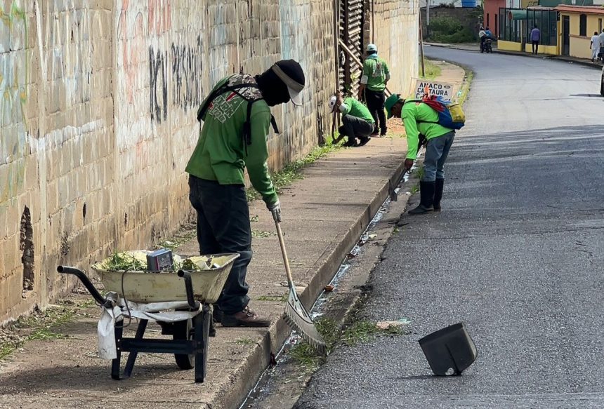 Alcaldía de Maturín realiza jornada de limpieza en la calle Azcúe y avenida Rivas 1 barrido