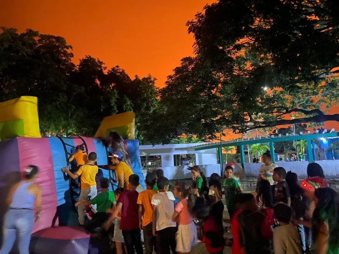Morón encendió la magia de la Navidad en la Plaza Bolívar 5 castillo