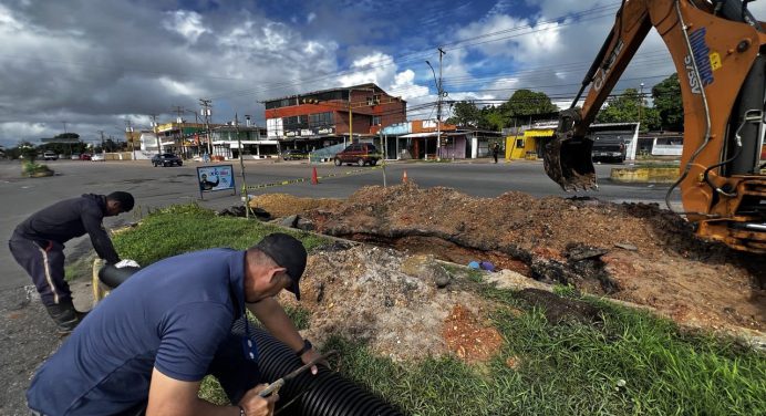 Sustituyen colector de aguas servidas en la urbanización La Floresta de Maturín