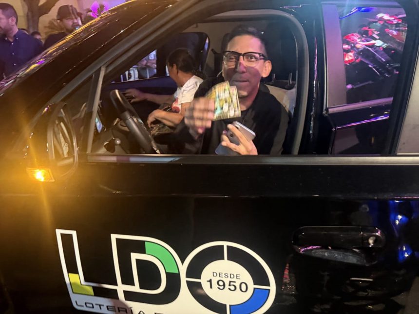Lotería de Oriente paralizó la ciudad con rifa navideña del Grand Slam 2025 1 carro