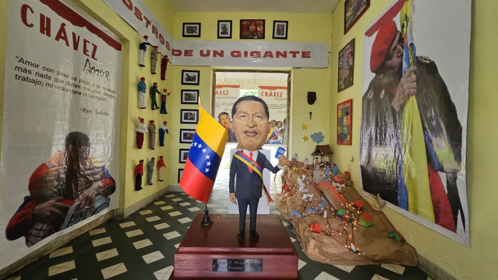 Exponen la vida y obra del comandante Chávez en su lucha contra el imperialismo 2 expo2 1