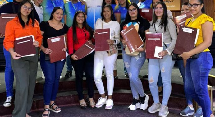 Gobernador Luna entrega 11 financiamientos a jóvenes emprendedores en Monagas