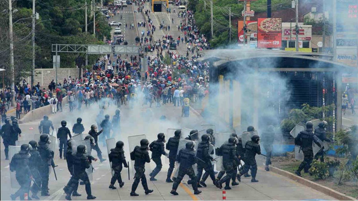 Protesta en Honduras: Policía usa cañones de agua para dispersar a los manifestantes 2 Protesta en Honduras