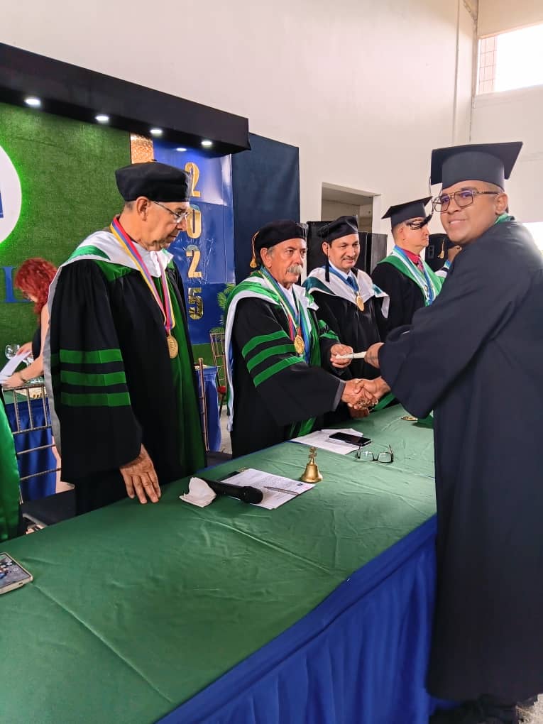 155 profesionales de la Educación egresan de la II Promoción 2025 Profesor Oscar Quintero 3 graduando upel3