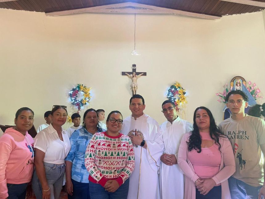 Alcaldesa Roselis León y Cámara Municipal presentes en Misa de aguinaldo en Tejero Viejo 1 misa